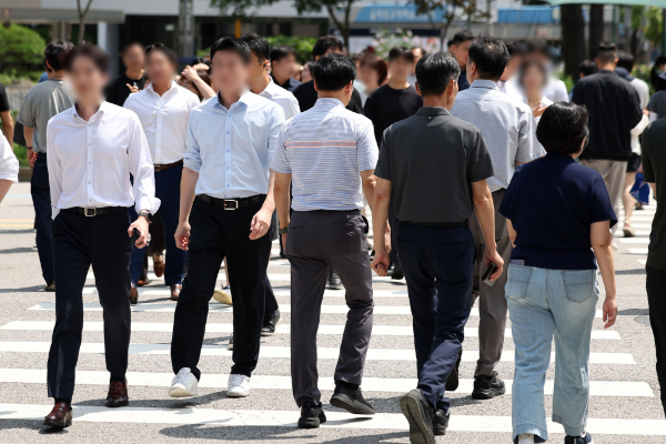 올해 상반기 기준 임금근로자는 2241만5000명으로 집계됐다. 사진은 지난 8월5일 서울 시내 기업 밀집 지역에서 직장인들이 오가고 있는 모습. /사진=뉴시스