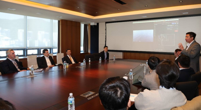 폴 르윈(Paul Lwin) 해벅AI(HavocAI) CEO(맨 오른쪽 발표자)가 한화 임직원들에게 하와이 앞 바다에 대기중인 해벅AI의 무인수상정을 한화오션 거제사업장에서 원격통제하는 기술 시연을 선보이고 있다. /사진=한화