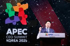지난 28일 저녁 경주 화랑마을 어울마당에서 열린 ‘2025 APEC CEO 서밋’의 첫 번째 공식 행사인 환영 만찬에서 개회사를 하고 있는 최태원 대한상공회의소 회장. /사진=대한상의
