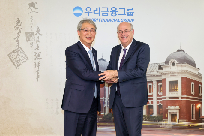 임종룡 우리금융그룹 회장(왼쪽)과 일랑 고우드파잉 미주개발은행(IDB) 총재가 지난 27일 면담을 갖고 기념촬영을 하고 있다./사진=우리금융