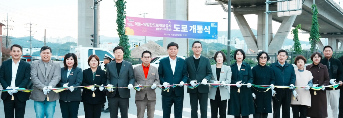  방세환 경기 광주시장(오른쪽으로부터 9번째)을 비롯해 시의원, 지역 주민, 관계기관 관계자 등이 참석한 가운데 광주시 양벌동 91-17 일대에서 '역동~양벌 간(중로1-14호선) 도로 개설 공사'의 개통식 테이핑 행사를 진행하고 있다. /사진제공=광주시 