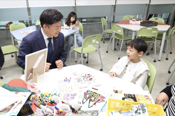조용익 시장이 지난 5월 한국만화박물관 어린이날 행사에서 아이들과 함께 환하게 웃고 있다. /사진제공=부천시