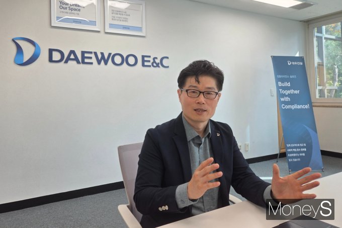 정대기 대우건설 기술연구원장이 건설산업 패러다임을 주도하겠다는 회사의 비전을 밝혔다. 사진은 지난 17일 정대기 대우건설 기술연구원장이 경기 수원시 연구원에서 머니S와 인터뷰하는 모습. /사진=이화랑 기자