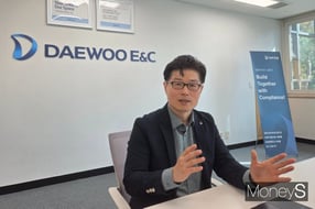 정대기 대우건설 기술연구원장이 건설산업 패러다임을 주도하겠다는 회사의 비전을 밝혔다. 사진은 지난 17일 정대기 대우건설 기술연구원장이 경기 수원시 연구원에서 머니S와 인터뷰하는 모습. /사진=이화랑 기자