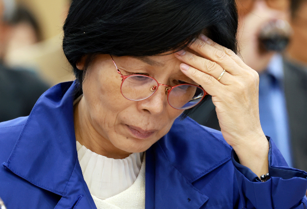 정청래 더불어민주당 대표가 딸 축의금에 이어 '노무현 정신' 언급으로 논란에 중심에 선 최민희 국회 과학기술정보방송통신위원장에게 직접 전화를 걸어 염려를 표한 것으로 알려졌다. 사진은 최민희 국회 과방위원장이 28일 서울 여의도 국회 의원회관에서 열린 K-바이오 혁신 세미나에서 자료를 살피는 모습. /사진=뉴시스