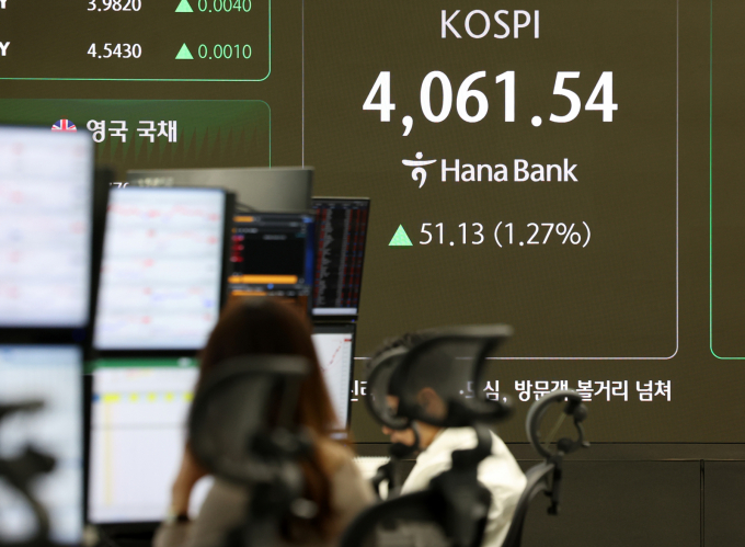 KB증권이 내년 코스피 지수 목표치를 5000으로 제시했다. 사진은 이날 오전 서울 중구 하나은행 딜링룸./사진=뉴시스