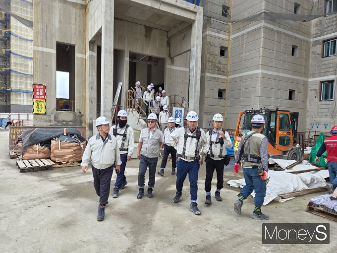 인천 검단지구 AB20-2블록 공사현장에서 안전·품질 합동점검을 진행하고 있다/사진=중흥그룹 제공.