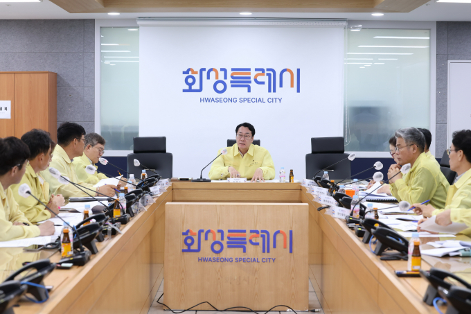 정명근 화성특례시장이 지난 7월 시청 재난안전상황실에서 폭염 대비 긴급 대책회의를 주재하고 있다. /사진제공=화성특례시