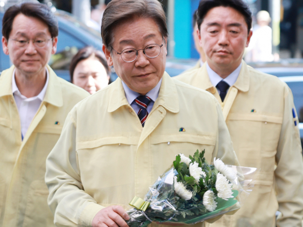이재명 대통령이 이태원 참사 3주기를 맞아 "진실을 끝까지 밝히겠다"고 약속했다. 사진은 이재명 대통령이 지난 6월12일 서울 용산구 이태원 참사 현장 '10·29 기억과 안전의 길'을 찾아 헌화하기 위해 이동하고 있는 모습. /사진=뉴시스(대통령실통신사진기자단)