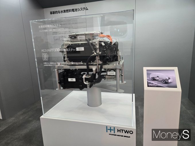 현대차는 수소존에서 수소 개발 관련 이력 및 수소사업 브랜드 HTWO를 선보인다. /사진=김이재 기자