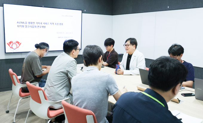 LG유플러스는 ‘경희대학교’와 네트워크 트래픽 데이터가 발생한 지역의 특성을 판별하는 AI 모델을 개발했다고 29일 밝혔다. 사진은 산학협력 과제로 LG유플러스 임직원과 경희대학교 연구원이 AI 모델 개발을 위해 회의하는 모습. /사진제공=LG유플러스