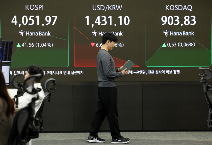 글로벌 투자은행 JP모간이 코스피가 최대 6000까지 도달할 수도 있다는 전망을 내놨다. 사진은 사진은 29일 서울 중구 하나은행 딜링룸. /사진=뉴시스