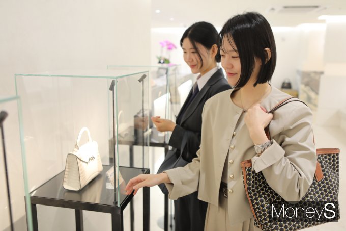 롯데백화점 광주점 3층 퍼플라운지를 찾은 여성 고객들이 프랑스 브랜드 모이나 팝업 전시 상품을 살펴보고 있다/사진=롯데백화점 홍보 3팀 제공.