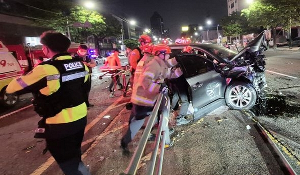 무면허 음주운전으로 군인 아들을 마중가던 어머니 등 두 명을 숨지게 한 20대 운전자가 중형을 선고받았다. 사진은 지난 5월8일 인천 남동구 한 도로에서 벤츠가 중앙선을 침범해 맞은편에거 달려오던 QM6 차를 들이받은 모습. 사진=뉴시스(인천소방본부 제공)