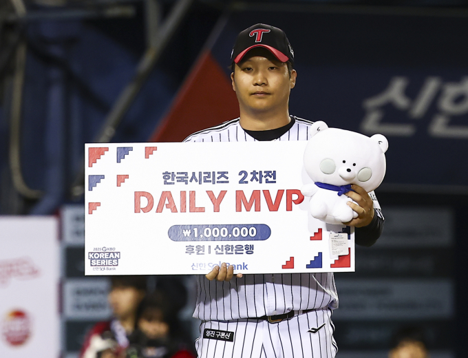 LG트윈스가 문보경과 박동원 등의 활약으로 한국시리즈 2연승을 챙겼다. 사진은 지난 27일 서울 송파구 잠실야구장에서 열린 2025 신한 SOL 뱅크 포스트시즌 한국시리즈 2차전 데일리 MVP를 수상한 문보경. /사진=뉴시스