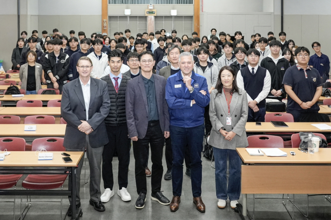 GM 한국사업장 임직원들과 인천 지역 고등학생들이 STEM 교육 프로젝트 결과 발표회 현장에서 단체 사진을 촬영하고 있다. (앞줄 오른쪽부터) 헥터 비자레알 GM 한국사업장 사장(두번째), 브라이언 맥머레이 지엠테크니컬센터코리아 사장(다섯번째), 닐 드림슨 한국뉴욕주립대 교수(세번째), 조규민 세이브더칠드런 인천아동권리센터장(네번째). /사진=GM