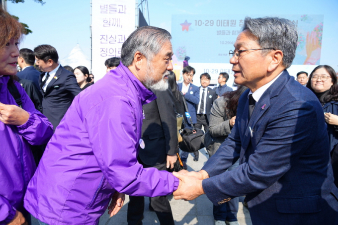 강기정 광주시장이 이태원 참사 3주기를 맞아 29일 서울에서 열린 ‘10·29 이태원참사 3주기 기억식’에 참석해 희생자들을 추모하고 있다./사진=광주시