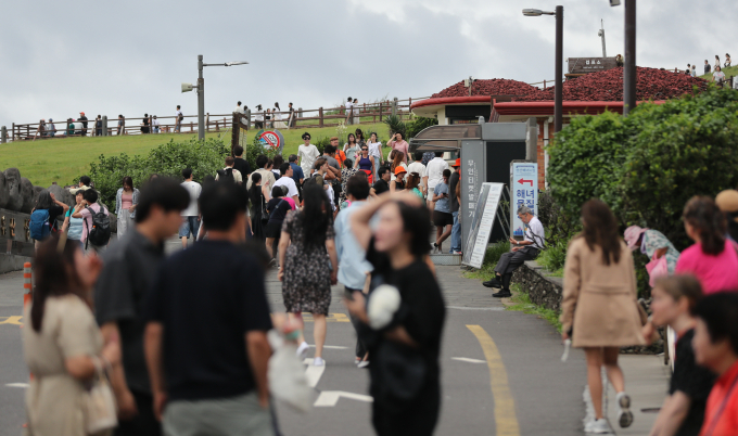 오는 30일 전국이 대체로 맑다가 오후부터 차차 흐려질 것으로 보인다. 사진은 지난달 19일 흐린 날씨에도 제주 서귀포시 성산일출봉에 외국인 관광객들이 기암절경을 감상 중인 모습. /사진=뉴시스