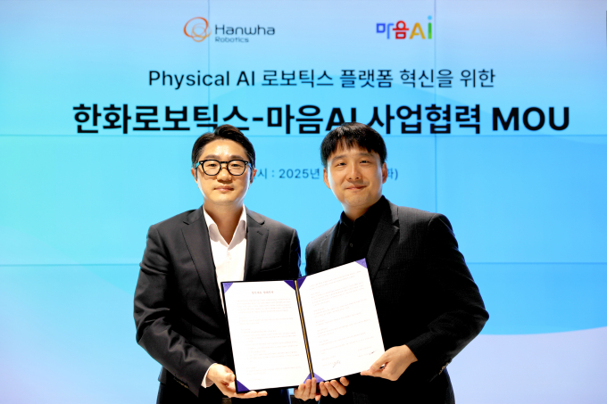 28일 경기 성남시 마음AI 본사에서 정병찬 한화로보틱스 대표와 최홍섭 마음AI 대표가 기념사진을 촬영하고 있다. /사진=한화로보틱스