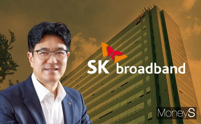 SK브로드밴드가 조직 슬림화와 미래 사업 전환 속도를 높이기 위해 희망퇴직에 나선다. 사진은 박진효 SK브로드밴드 대표와 을지로 소재 사옥. /그래픽=김은옥 기자