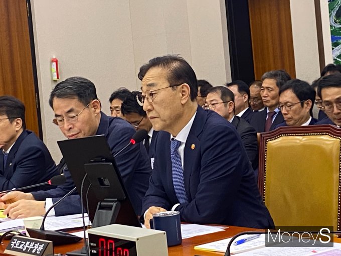 김윤덕 국토부 장관이 공급 대책의 필요성을 인정했다. 사진은 29일 국회 국토교통위원회 국정감사에서 의원들의 질의에 응답하고 있는 김 장관. /사진=최성원 기자