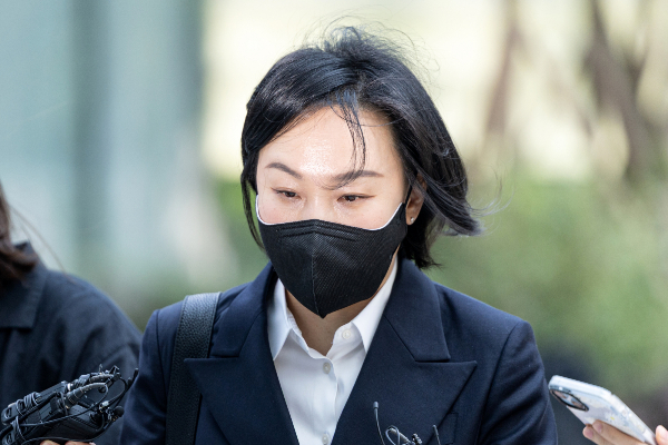 유경옥 전 대통령실 행정관이 김 여사 재판에 증인으로 소환됐으나 출석하지 않았다. 사진은 김건희 여사의 '문고리 3인방 중' 한 명으로 지목된 유경옥 전 행정관이 지난달 25일 오전 서울 종로구에 마련된 김건희 특검팀(특별검사 민중기) 사무실로 조사를 받기 위해 출석하는 모습. /사진=뉴스1