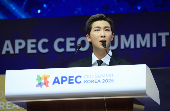 그룹 BTS의 RM(김남준)이 29일 경북 경주예술의전당에서 열린 아시아태평양경제협력체(APEC) 정상회의 최고경영자(CEO) 서밋에 참석해 'APEC 지역 내 문화산업과 K-컬쳐 소프트파워'를 주제로 연설하고 있다. / 사진=공동취재  