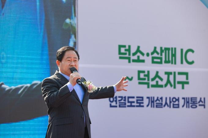 주광덕 남양주시장이 29일 열린 덕소·삼패IC~덕소지구 연결도로 개통식에서 축사를 하고 있다. /사진제공=남양주시