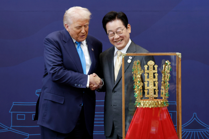 한·미 정상회담 오찬 특별 메뉴가 화제다. 사진은 이재명 대통령(오른쪽)이 29일 경북 경주박물관에서 도널드 트럼프 미국 대통령에게 '천마총 금관 모형'을 선물한 모습. /사진=뉴시스