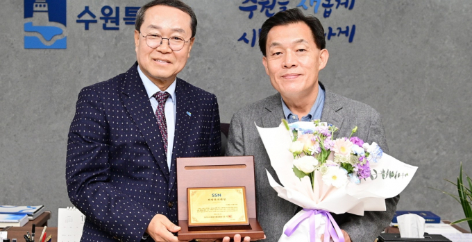 이재준 수원시장(오른쪽) 29일 시청에서 강기태 경기도사회복지협의회 회장으로부터 희망복지대상을 받고 있다. /사진제공=수원시 