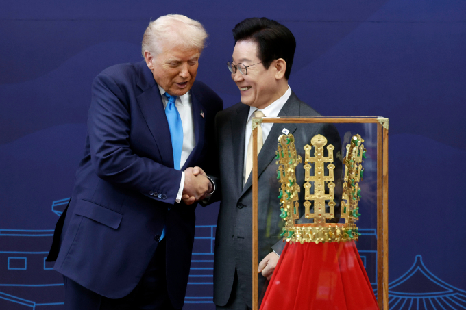 도널드 트럼프 미국 대통령이 신라 금관 모형 선물 만족감을 표했다. 사진은 이재명 대통령(오른쪽)이 29일 경북 경주박물관에서 트럼프 대통령에게 '천마총 금관 모형'을 선물한 모습. /사진=뉴시스 