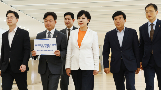 더불어민주당 3대 특검 대응 특별위원회가 지난 1일 오후 서울 KT 광화문 웨스트빌딩 김건희 특검에 '웰바이오텍 주가조작 은폐 의혹'에 대한 특위의 공식 의견서를 전달하기 위해 이동하고 있다./사진=뉴시스