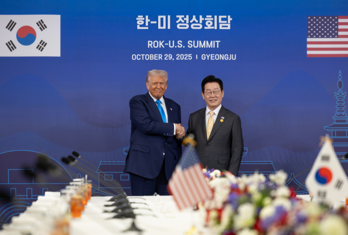 이재명 대통령과 도널드 트럼프 미국 대통령이 29일 경북 경주박물관에서 열린 한미 정상회담에 앞서 악수하고 있다. / 사진=대통령실 제공 /사진=(서울=뉴스1) 허경 기자