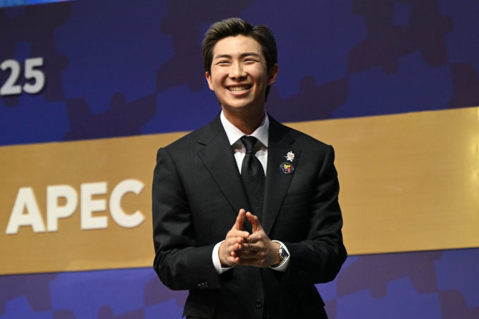 그룹 BTS의 RM(김남준)이 29일 경북 경주시 경 예술의전당에서 열린  '2025 APEC CEO 서밋'에서 'APEC 지역 내 문화산업과 K-컬쳐 소프트파워'를 주제로 연설하고 있다. /사진=뉴스1