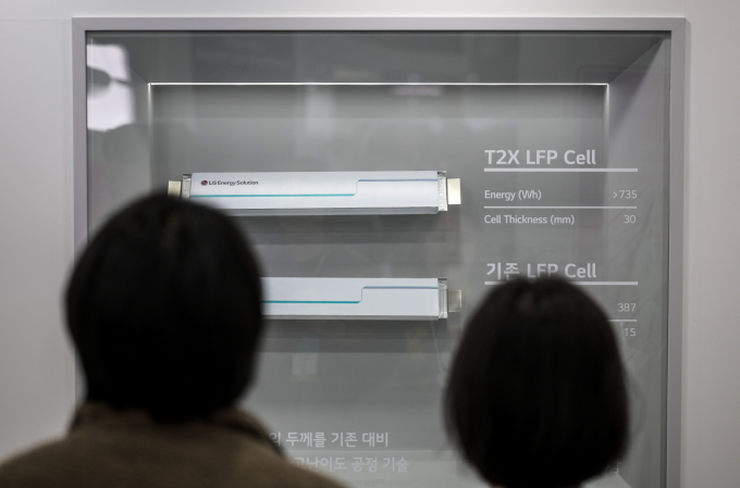 한국 배터리 3사도 최근 LFP 배터리로 눈을 돌리고 있다. 사진은 지난 3월 서울 강남구 코엑스에서 열린 인터배터리 2025에서 LG에너지솔루션 부스를 찾은 참관객들이 T2X LFP 셀을 살펴보고 있는 모습. /사진=뉴시스