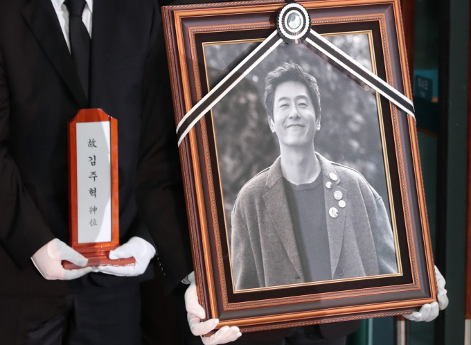 배우 김주혁이 세상을 떠난 지 8년이 흘렀다. 사진은 지난 2017년 11월 서울 송파구 풍납동 아산병원 장례식장에서 진행된 김주혁 발인식. /사진=머니투데이