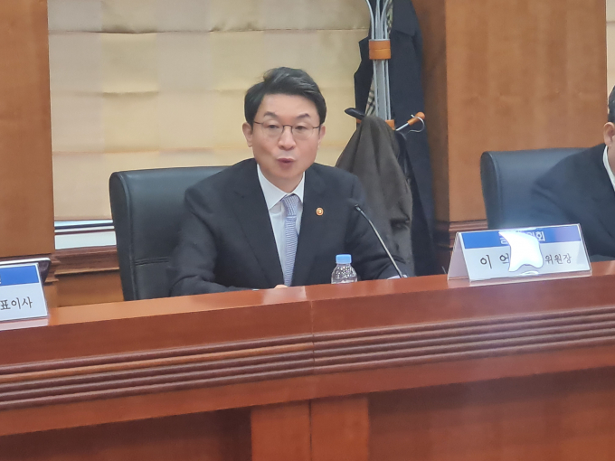 이억원 금융위원장은 30일 오전 10시 서울 여의도 금융투자협회 23층 대회의실에서 '생산적금융으로의 대전환을 위한 모험자본 생태계 활성화 방안' 대해 서유석 금융투자협회장 및 17개 증권사·자산운용사 CEO와 논의하는 자리를 가졌다./사진=김병탁 기자 