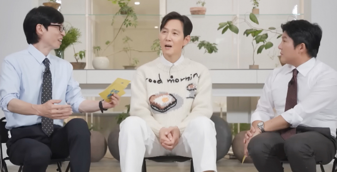 배우 이정재가 지난 29일 방송된 tvN 예능 '유 퀴즈 온 더 블럭'에 출연해 시나리오를 완성했다고 밝히며 유재석에게 출연 제안을 했다. 해당 장면은 이정재가 유재석과 조세호에게 시나리오를 쓰게된 이유를 설명하는 모습. /사진=유튜브 채널 'tvN Joy' 캡처