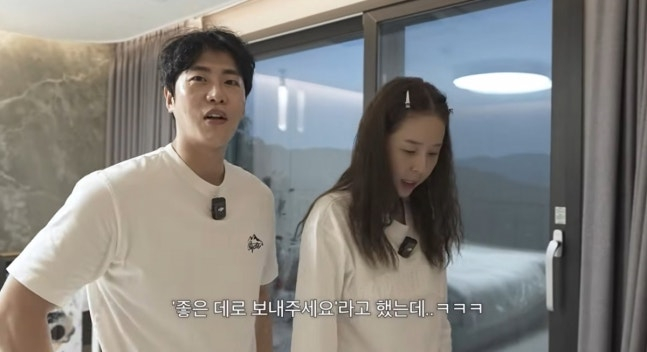 가수 문원이 예비 신부 신지가 새로 구입한 차량을 위해 고사를 지낼 때 말실수했다고 고백했다./사진='어떠신지?!' 유튜브 캡처