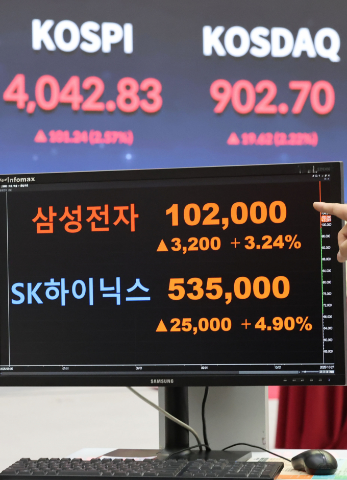 삼성전자와 SK하이닉스 등 대형 반도체주의 상승이 국내 증시 상승세를 이끌 것으로 전망된다. 사진은 서울 여의도 한국거래소 전광판에 삼성전자와 SK하이닉스 주가가 표시되는 모습. /사진=뉴시스 