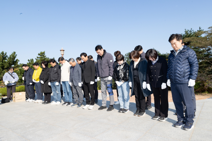 구미시의회 의원들이 2025년도 의정연수 일정 중 인천상륙작전기념관을 방문해 기념탑 앞에서 순국선열의 희생을 기리며 묵념하고 있다./사진제공=구미시의회