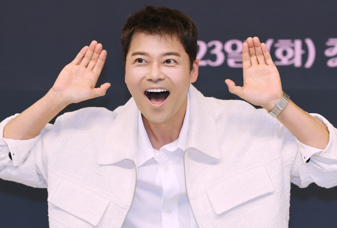 '리얼 연애실험실 독사과' 시즌2 MC 전현무가 주인공을 향한 애플녀의 맞춤형 플러팅에 부러움을 드러낸다. 사진은 지난달 2일 방송인 전현무가 서울 양천구 목동 SBS사옥에서 진행된 SBS 예능 '우리들의 발라드' 제작발표회에 참석해 포즈를 취하고 있는 모습. /사진=머니투데이