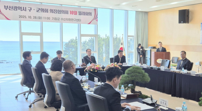 박홍복 기장군의회 의장(오른쪽 두 번째)이 환영사를 하고 있다./사진=기장군의회