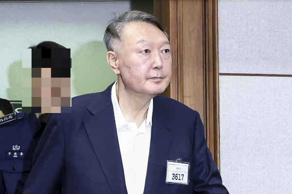 윤석열 전 대통령이 30일 내란 우두머리 혐의 재판에 출석했다. 사진은 윤석열 전 대통령이 지난달 26일 서울 서초구 서울중앙지법에서 열린 특수공무집행방해, 직권남용 권리행사방해 등 혐의 사건 첫 공판에 출석하는 모습. /사진=뉴스1(공동취재단)