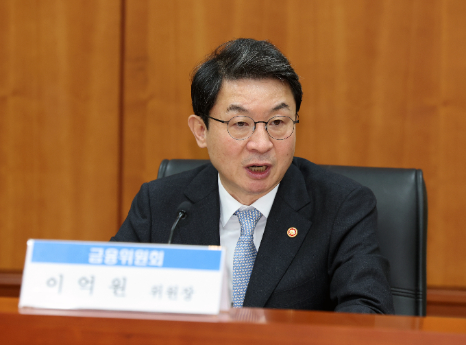 사망보험금 유동화 서비스 출시 첫날인 30일 이억원 금융위원장이 직접 현장을 찾아 고객의 불편사항 및 개선점을 점검했다. 사진은 이날 오전 서울 영등포구 한국금융투자협회에서 열린 '금융투자업계 CEO 간담회'에서 모두발언하는 이 원장. /사진=뉴스1