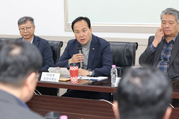 이권재 경기 오산시장(가운데)이 지역 산업 경쟁력 강화를 위해 29일 가장산업단지 내 ㈜엔코스에서 기업인과의 간담회를 열고 산업단지 발전방안과 현안 해결책을 논의했다. /사진제공=오산시