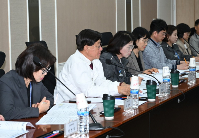 정종복 기장군수(왼쪽 두 번째)가 찾아가는 기업규제혁신 현장방문에서 기업 현장의 애로사항을 청취하고 있다./사진=기장군