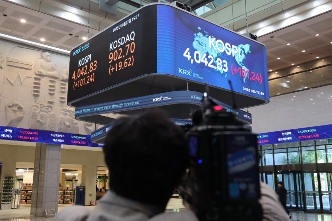 국내 증시가 수능 당일인 11월13일 1시간 늦게 개장한다. 사진은 사상 첫 코피스 4000을 돌파했던 지난 27일 한국거래소 서울사무소. /사진=뉴시스