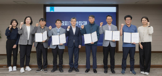 김기홍 남부발전 인사처장(왼쪽 다섯 번째)이 29일 임금피크 반장들과 기념촬영을 하고 있다./사진=남부발전