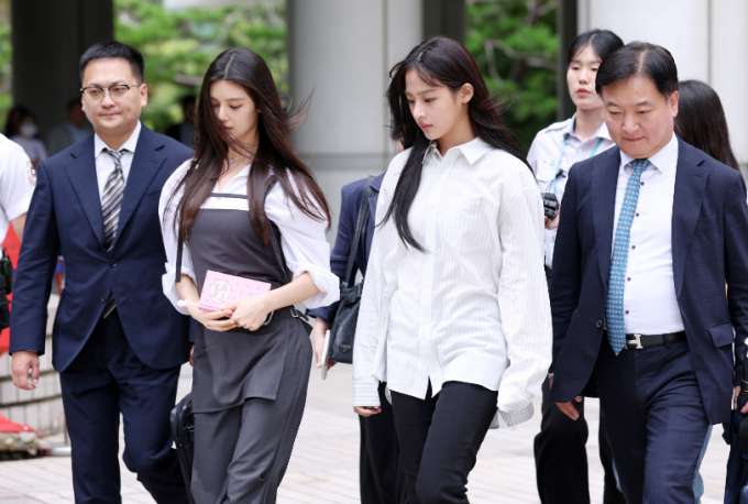 뉴진스 다니엘, 민지가 지난 8월14일 서울 지방법원에서 열린 전속계약 유효 확인 소송 변론을 마친 뒤 법원을 나서고 있다. /사진=김휘선 기자